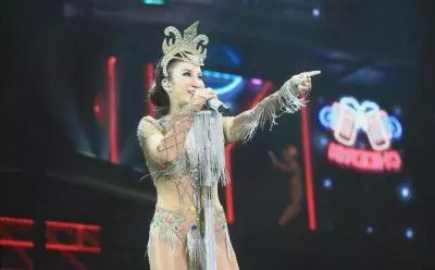 43歲李玟裸色禮裙大膽示威,一旁27歲的鄧紫棋瞬間被秒殺!