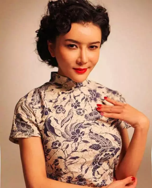 她飾演「潘金蓮」一夜爆紅,一婚嫁1米侏儒,二婚老公身高2米!