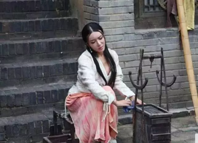 她飾演「潘金蓮」一夜爆紅,一婚嫁1米侏儒,二婚老公身高2米!