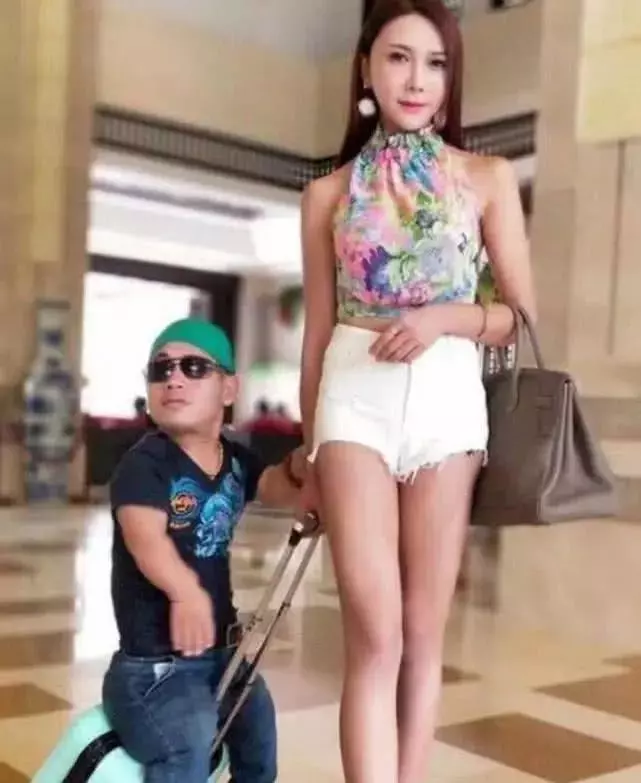 她飾演「潘金蓮」一夜爆紅,一婚嫁1米侏儒,二婚老公身高2米!
