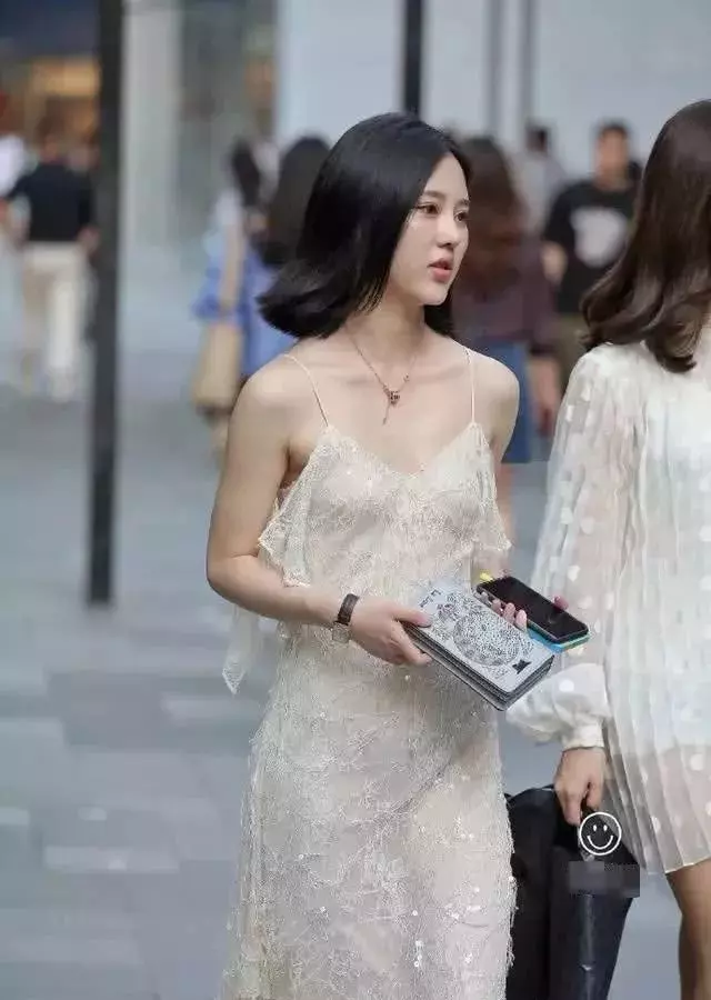 妹子,這件蕾絲鏤空裙子真的不適合你,還是換一件吧!