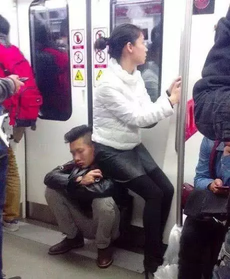 妹子,這件蕾絲鏤空裙子真的不適合你,還是換一件吧!