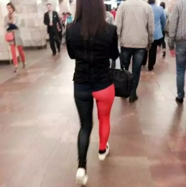 妹子,這件蕾絲鏤空裙子真的不適合你,還是換一件吧!
