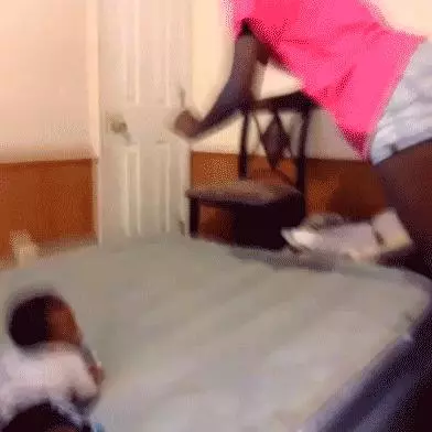 妹子,這件蕾絲鏤空裙子真的不適合你,還是換一件吧!
