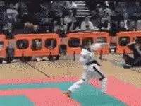 妹子,這件蕾絲鏤空裙子真的不適合你,還是換一件吧!