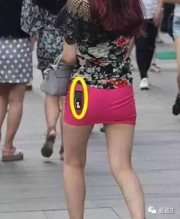 大姐,沒人提醒一下你嗎?知道你新買的裙子,沒發現哪裡不對嗎?