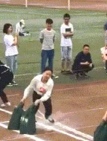 大姐,沒人提醒一下你嗎?知道你新買的裙子,沒發現哪裡不對嗎?