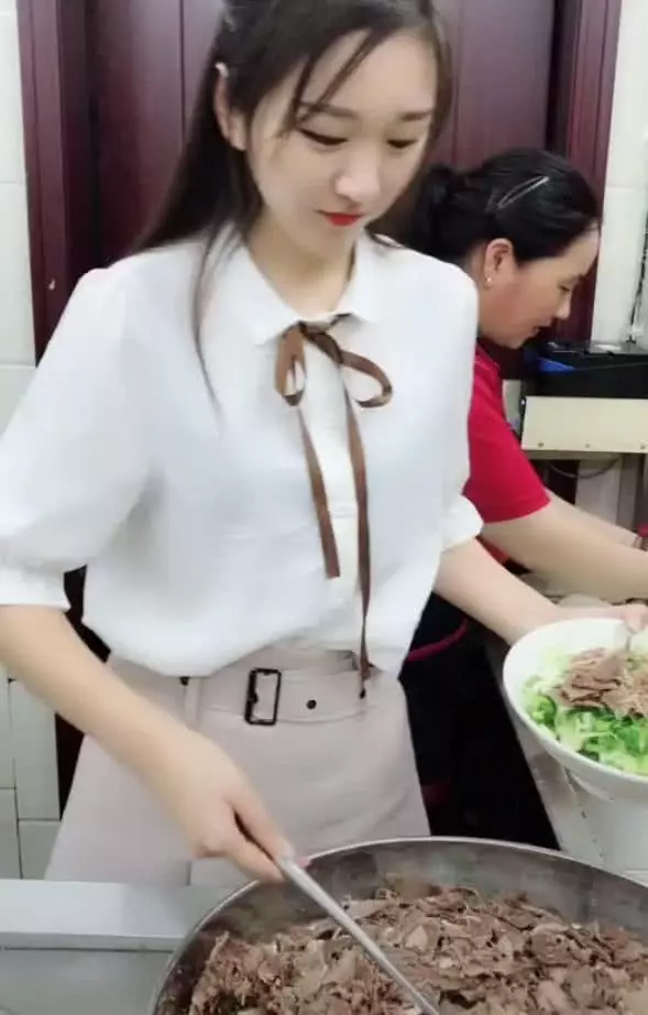 網紅「牛肉麵西施」被揭穿,看到真實面容後網友:吃不下去了!