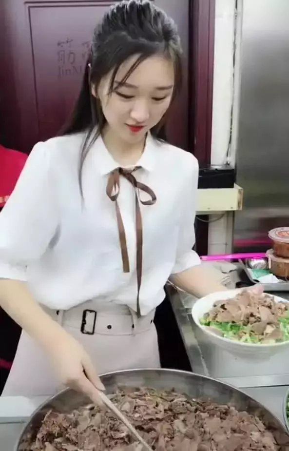 網紅「牛肉麵西施」被揭穿,看到真實面容後網友:吃不下去了!