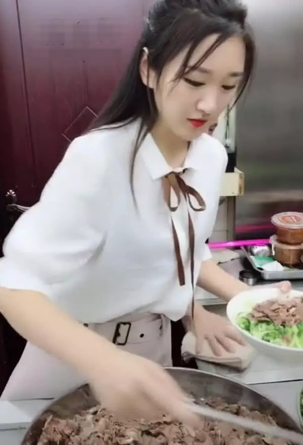 網紅「牛肉麵西施」被揭穿,看到真實面容後網友:吃不下去了!