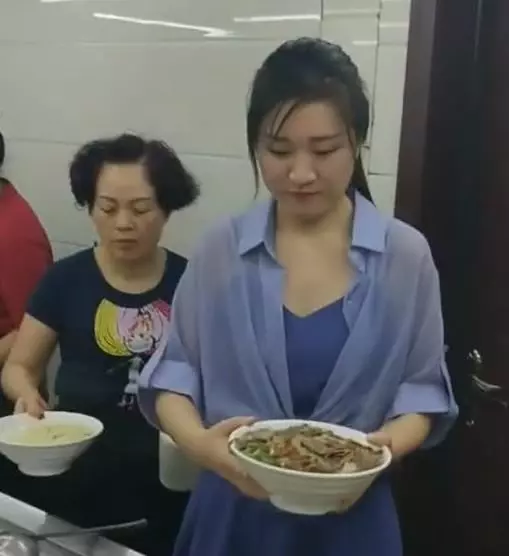 網紅「牛肉麵西施」被揭穿,看到真實面容後網友:吃不下去了!