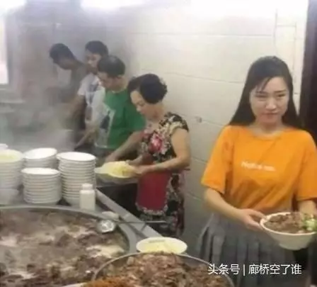 網紅「牛肉麵西施」被揭穿,看到真實面容後網友:吃不下去了!