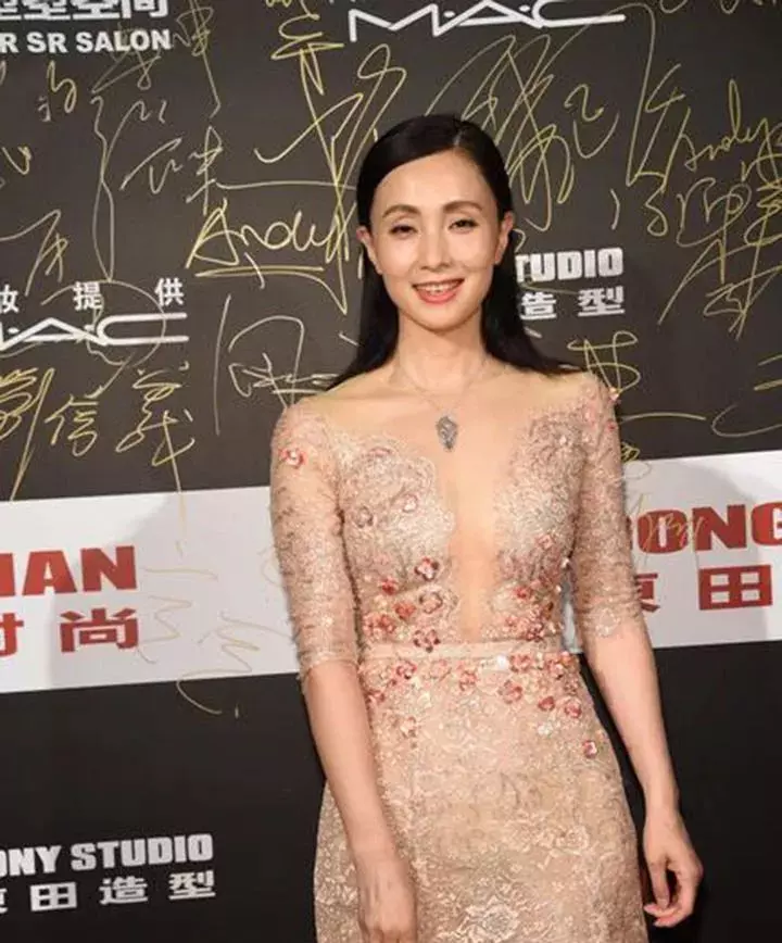 陶虹一身裸色長裙似花仙子,年近半百還有如此曼妙身材,不老女神!