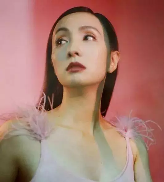 陶虹一身裸色長裙似花仙子,年近半百還有如此曼妙身材,不老女神!