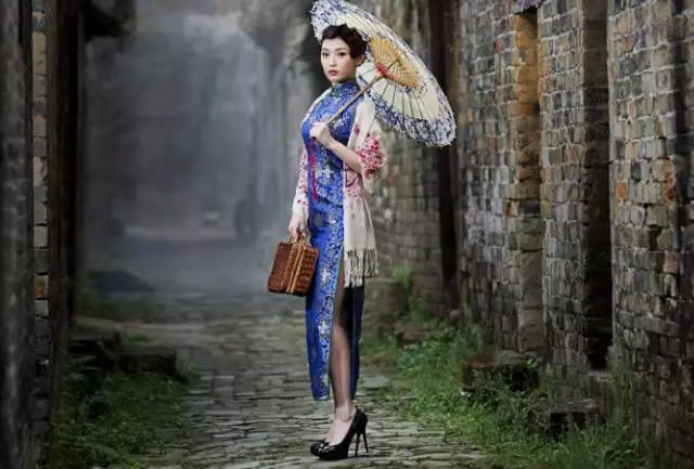 「真相大揭秘」旗袍的兩邊為什麼要開叉?當初為什麼要這樣設計?其中一個原因讓人臉紅!