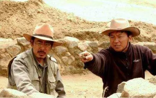 工人挖出一個地窖,考古專家趕到一看,目瞪口呆:這不是假的吧!