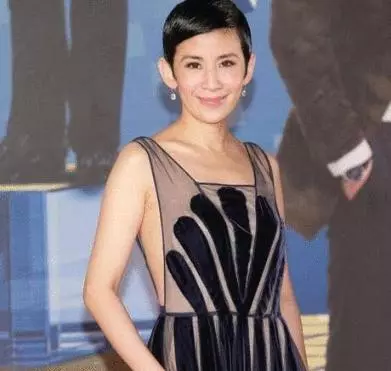 她曾因長相無戲可拍, 與導演同居15年不領證, 今54歲仍身材傲人!