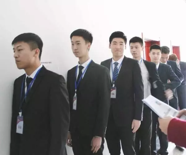 女面試官:什麼東西插入身體會疼,還會流血?小伙羞吐1字被錄取!