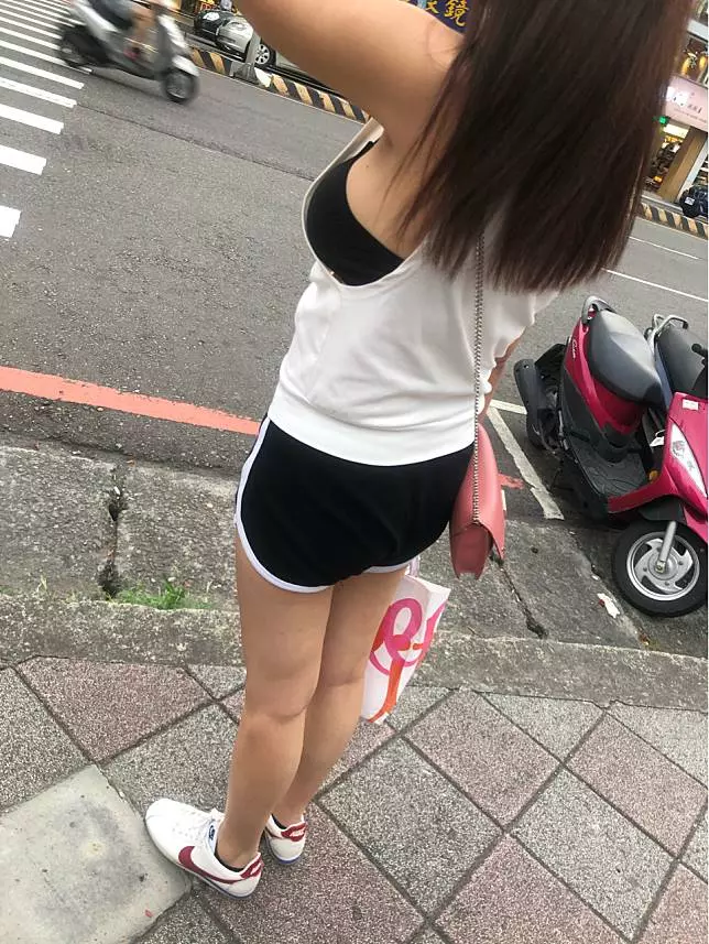 這個我可以!真理褲妹上衣挖洞炸出「大雪球」!網友暴動紛紛直呼「報警處理」