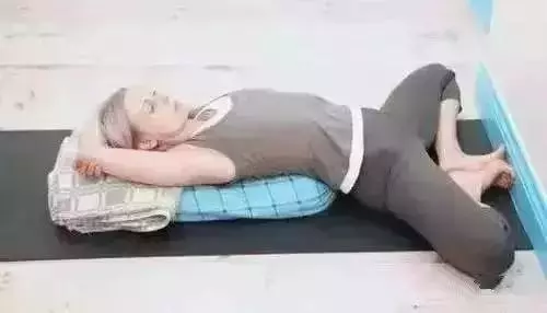 睡前這樣趴10分鐘,等於跑步1小時!每天一次,越來越年輕,越來越瘦~~