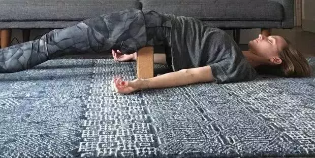每天堅持做這套動作,女人皮膚水嫩更年輕,60歲不長皺紋~