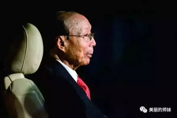 20歲賺3億,他活了107歲,捧紅劉德華周潤發周星馳,一生捐了47億、3萬座樓!