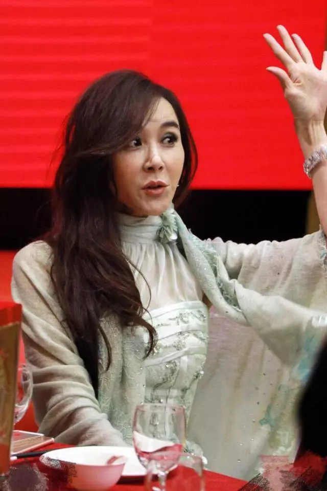 52歲張玉嬿和50歲蕭薔近照對比,網友:沒打針的臉就是好看!