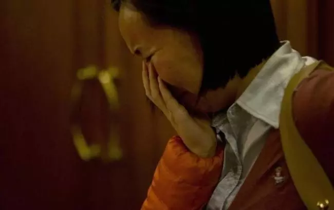 和老公去泡溫泉,收銀員一直給我使眼色,塞在包裡的紙讓我想離婚!
