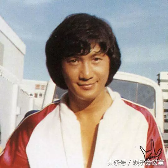 70歲歌神「許冠傑」,18歲早婚真相曝光,52年只愛她一人!