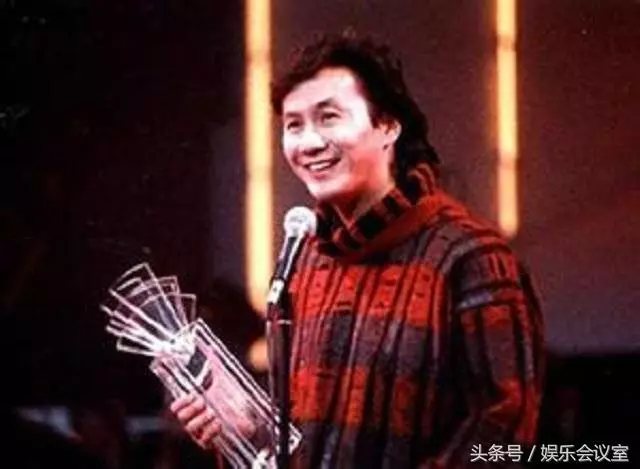 70歲歌神「許冠傑」,18歲早婚真相曝光,52年只愛她一人!