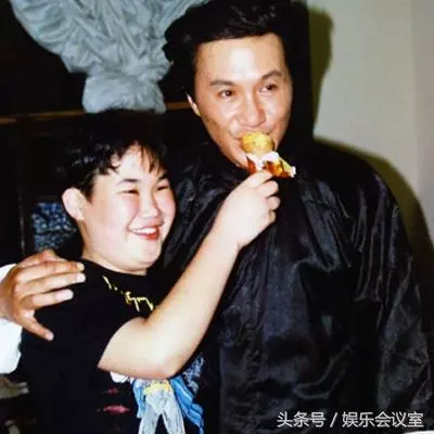 70歲歌神「許冠傑」,18歲早婚真相曝光,52年只愛她一人!