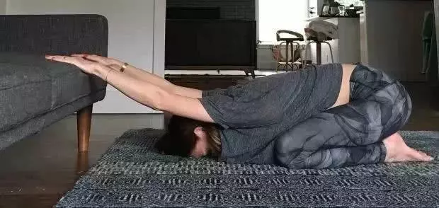 每天堅持做這套動作,女人皮膚水嫩更年輕,60歲不長皺紋~