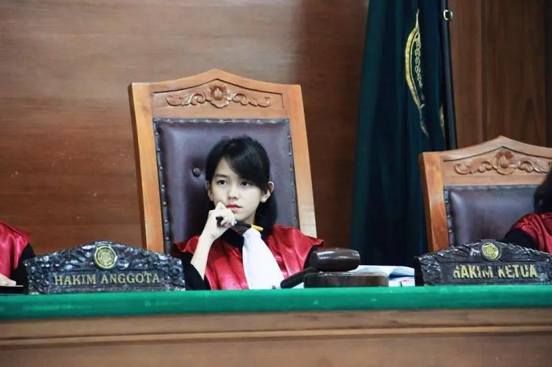 正妹法官「反差萌美翻」爆紅全網 起底身份「超猛高學歷」圈粉萬人:私下更美!