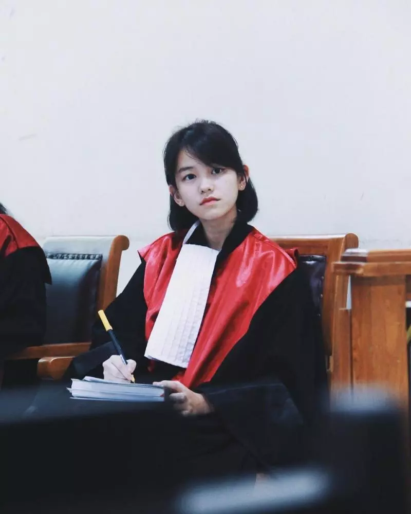 正妹法官「反差萌美翻」爆紅全網 起底身份「超猛高學歷」圈粉萬人:私下更美!