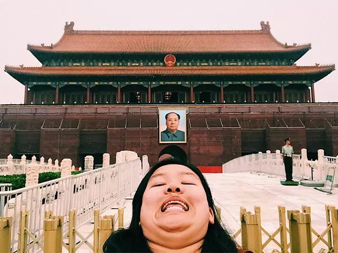 看膩網美圖!她挑戰逆角度「擠下巴自拍」 無形象照反而超多粉絲