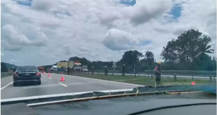 「塞車8km以為修路!」男子看到真相氣到Hashtag馬哈迪和交長:大馬幾時能改善?