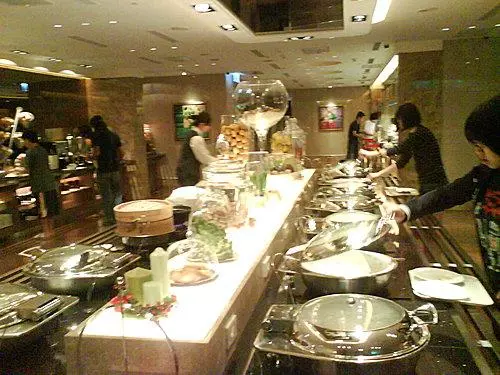夜唱出去拿飲料回來怎麼人都不見了?「不是說好唱到天亮,你們去哪裡了?」