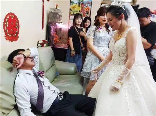 女兒出嫁拜別!鐵漢爸「當場心碎崩潰」:不要嫁 2度淚崩「最後父女不捨畫面」逼哭3萬人