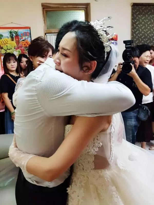 女兒出嫁拜別!鐵漢爸「當場心碎崩潰」:不要嫁 2度淚崩「最後父女不捨畫面」逼哭3萬人