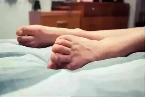 小腿抽筋不只是缺鈣!專家提醒:這6大原因才是真兇,別大意