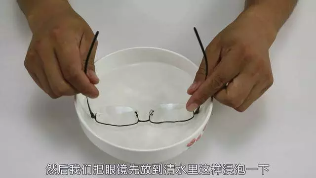 眼鏡片髒了別亂洗!教你幾招,大大延長鏡片使用壽命 !