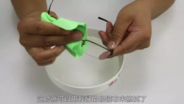 眼鏡片髒了別亂洗!教你幾招,大大延長鏡片使用壽命 !