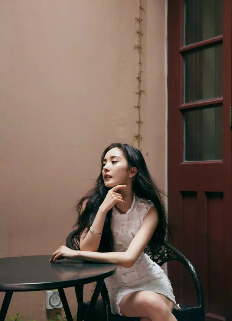 楊冪示範穿5cm短裙怎麼坐?清新優雅,拍照的瞬間,腿長到螢幕裝不下!