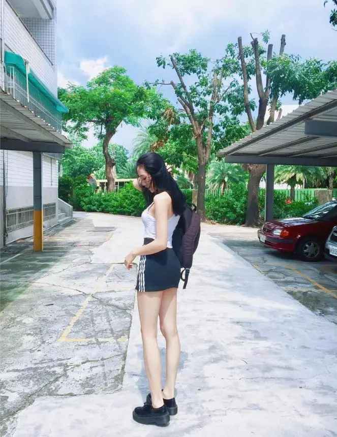 國小女老師「穿真理褲上課」!前凸後翹超性感 眾人暴動