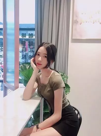 國小女老師「穿真理褲上課」!前凸後翹超性感 眾人暴動