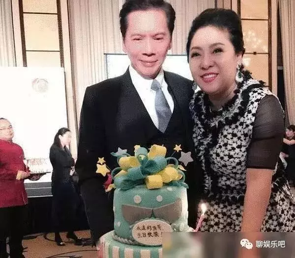 她才是向華強的原配妻子,李小龍的緋聞女友,霸氣的向太都叫她姐!
