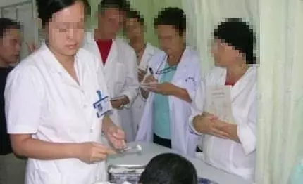 女子交50個男友,親了她後都選擇分手,去醫院醫生檢查後!.....