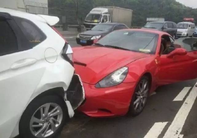 2500萬法拉利高速撞2台平民車,超正女車主下車「奶熄本田車主怒火」網笑:果然有奶便是福!