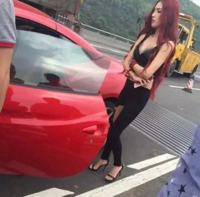 2500萬法拉利高速撞2台平民車,超正女車主下車「奶熄本田車主怒火」網笑:果然有奶便是福!
