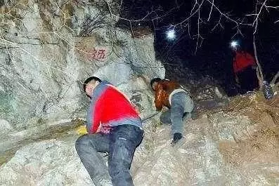單身漢誤入女人村,白得七個媳婦,十年後回到家,才知害死整村人!